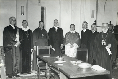 99717 Afbeelding van de voorgangers in de plechtigheid, in de Domkerk (Domplein) te Utrecht, voorafgaand aan de ...